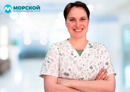 Преимущества обращения в нашу клинику Врач на размытом фоне клиники