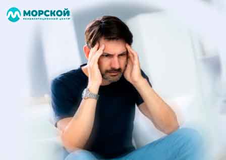 Симптомы похмелья Мужчина держится за виски