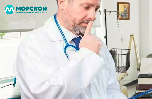 Ограничения для применения Налтрексона Врач в белом халате в палате клиники