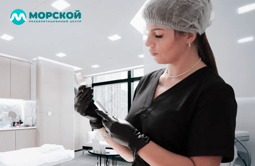 Кто оказывает медицинские услуги в Морском Медсестра набирает лекарство в шприц
