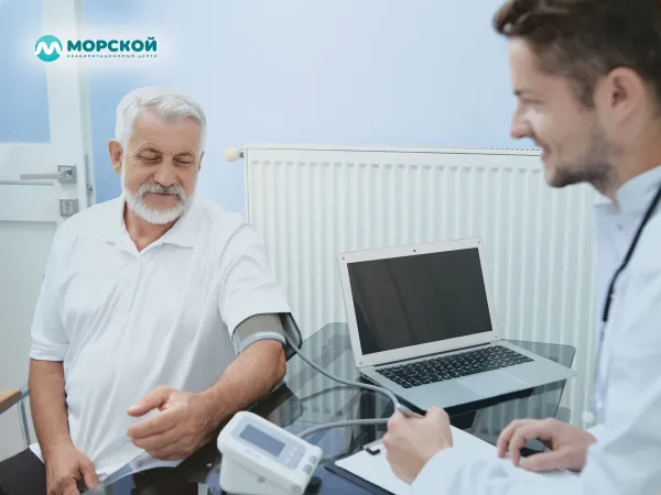 Взрослый мужчина на приеме у нарколога Мужчина на приеме у нарколога