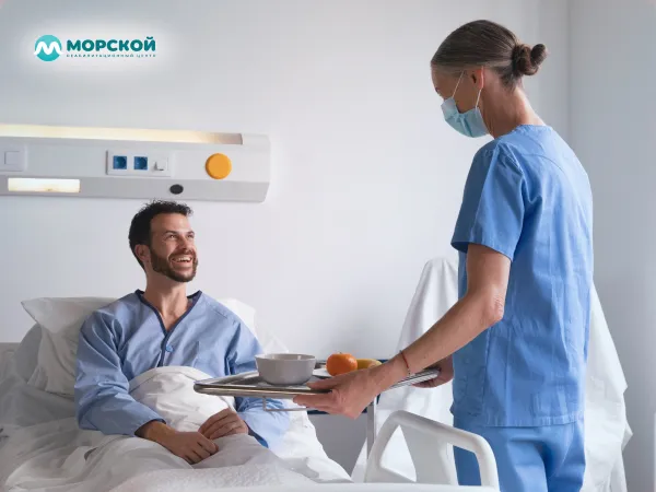 Медсестра принесла еду пациенту Медсестра принесла обед больному