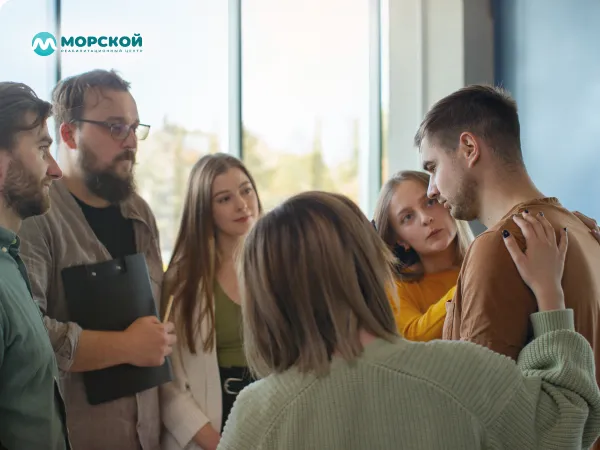 Группа людей поддерживают мужчину Люди группой поддерживают мужчину