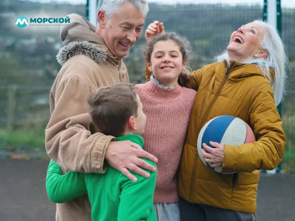 Семья радуется Семья веселится