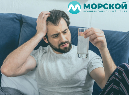 У мужчины похмелье Мужчина держится за голову